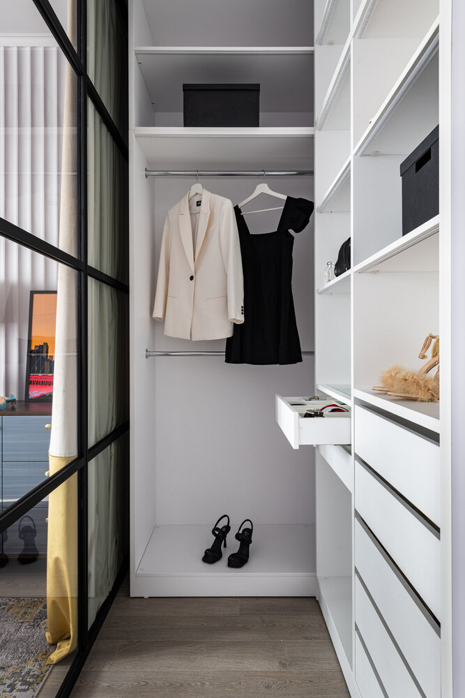 Гардеробную отделили от зоны сна при помощи лофт-перегородки. Излишнюю грубость и холод стекла смягчили при помощи портьеры.