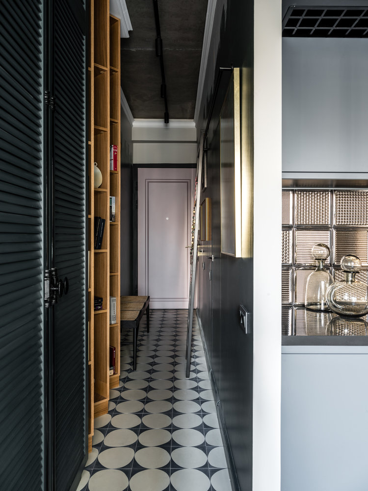 В стеллаже разместили книги, которые всегда должны быть под рукой. Стеллаж из МДФ, покрыт шпоном дуба, выполнен на заказ.