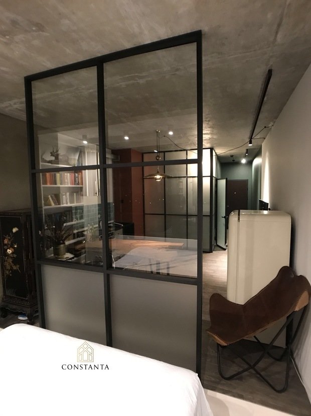Фото из портфолио Лофт пергородки в студии 36м2 – фотографии дизайна интерьеров на INMYROOM