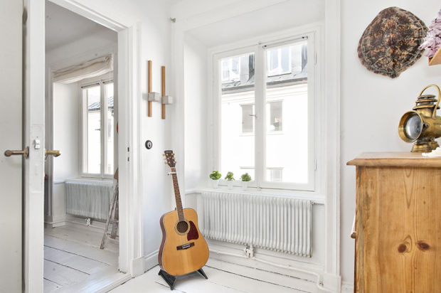 Фотография: Прихожая в стиле Скандинавский, Малогабаритная квартира, Квартира, Цвет в интерьере, Дома и квартиры, Белый – фото на INMYROOM