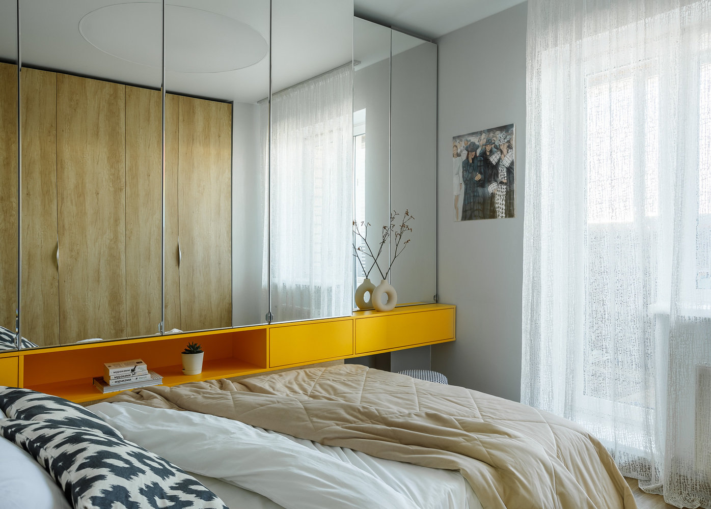 Чтобы лежа в кровати не видеть свое отражение, предусмотрели желтую вставку с полками.