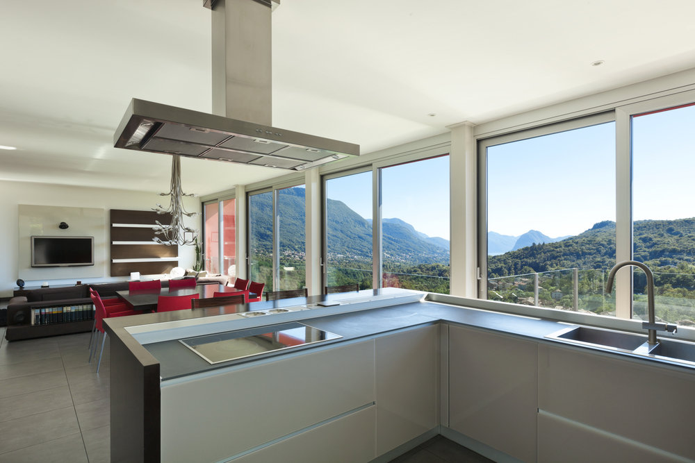 Фотография: Кухня и столовая в стиле Скандинавский, Современный, Хай-тек, Прованс и Кантри, Декор интерьера, Интерьер комнат, Тема месяца, Большие окна, Кухонный остров – фото на INMYROOM