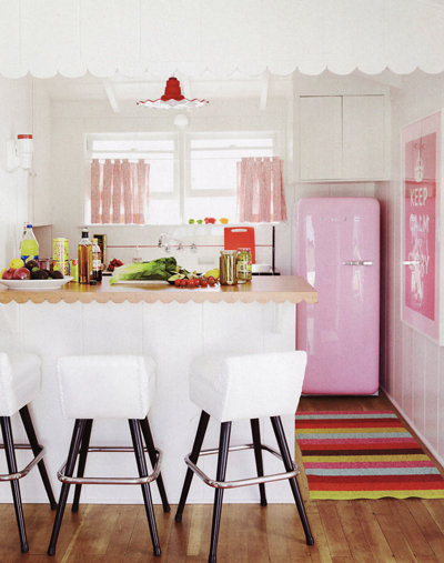 Фотография: Кухня и столовая в стиле Прованс и Кантри, Интерьер комнат, SMEG, Холодильник – фото на INMYROOM