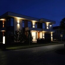 Ландшафт в стиле современный с архитектурной подсветкой здания