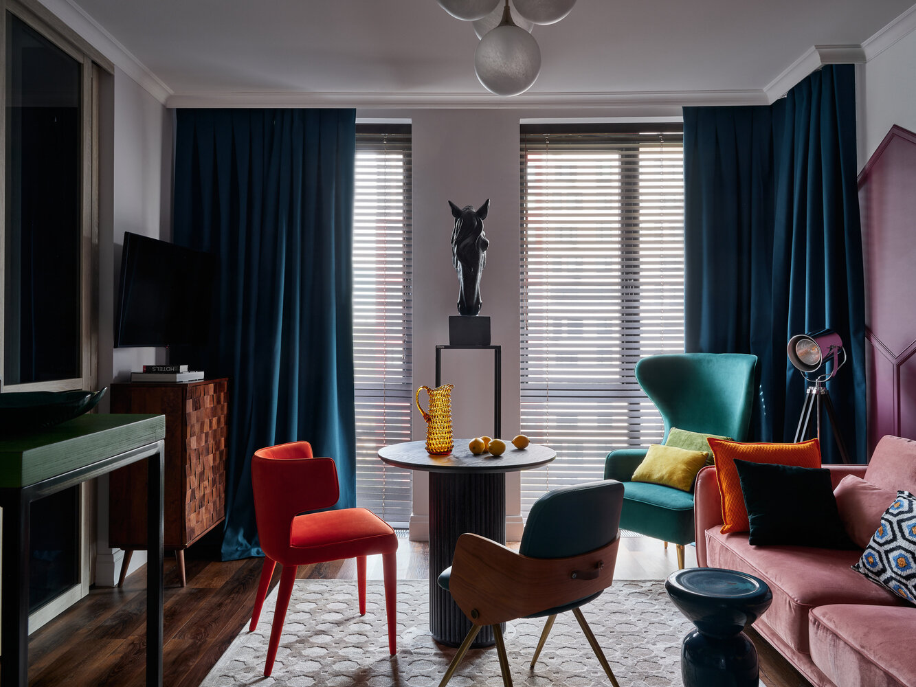 В гостиной в центре композиции находится скульптура в виде головы лошади.