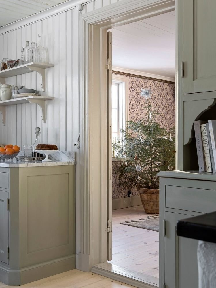 Фотография: Кухня и столовая в стиле Прованс и Кантри, Скандинавский, Декор интерьера, Дом, Белый, Зеленый, Серый, Дом и дача – фото на INMYROOM Фотография: Кухня и столовая в стиле Прованс и Кантри, Скандинавский, Декор интерьера, Дом, Белый, Зеленый, Серый, Дом и дача – фото на INMYROOM