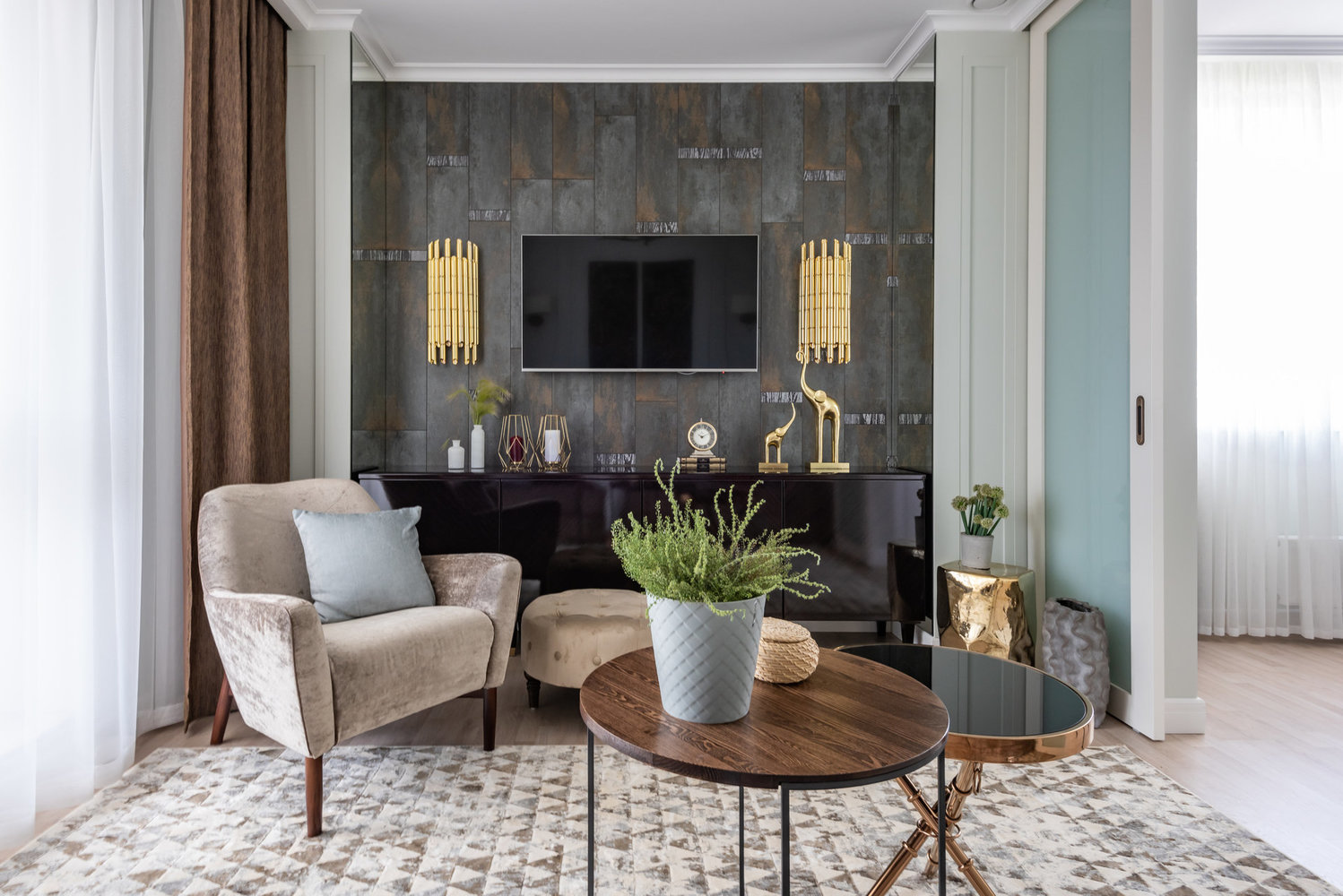 Фотография: Гостиная в стиле Современный, Классический, Эклектика, Декор интерьера, Минимализм, Лепнина, Студия Малицких, Валерия Даньковская, Серж Махов, Надия Кисельникова, One Line Design, лепной декор, молдинги, Карина Римик, карнизы, плинтус, розетка, архитектурный декор – фото на INMYROOM