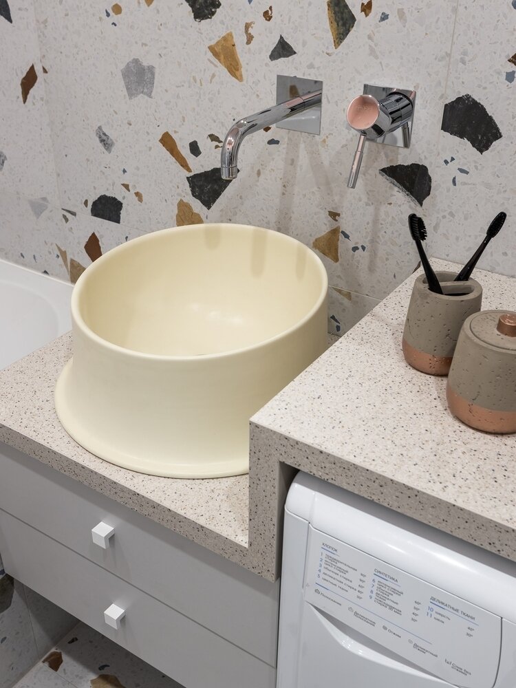 Использована яркая накладная раковина нежно-желтого цвета, в поддержку к ней — полотенцесушитель такого же оттенка. Использована яркая накладная раковина нежно-желтого цвета, в поддержку к ней — полотенцесушитель такого же оттенка.