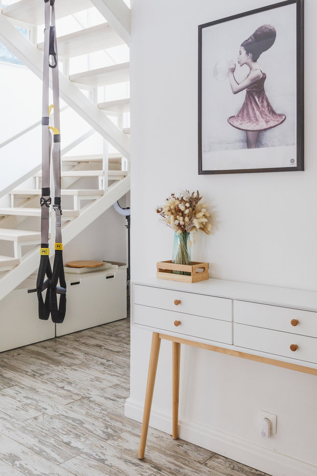 Фотография: Прихожая в стиле Скандинавский, Проект недели, Samsung, Таунхаус, 4 и больше, Спецпроект, интерьерный холодильник, интерьерная микроволновая печь – фото на INMYROOM