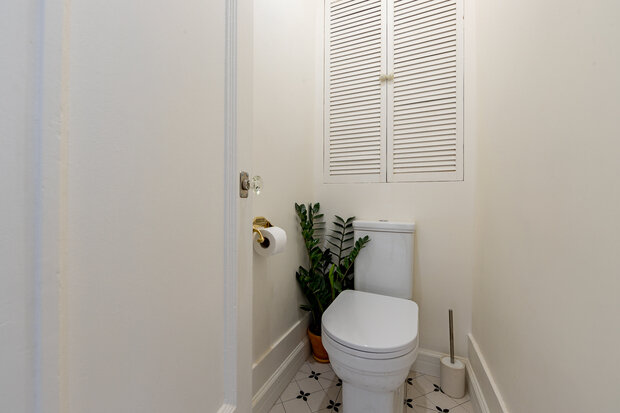 Стены в санузле просто покрасили, коммуникации закрыли дверцами-жалюзи.