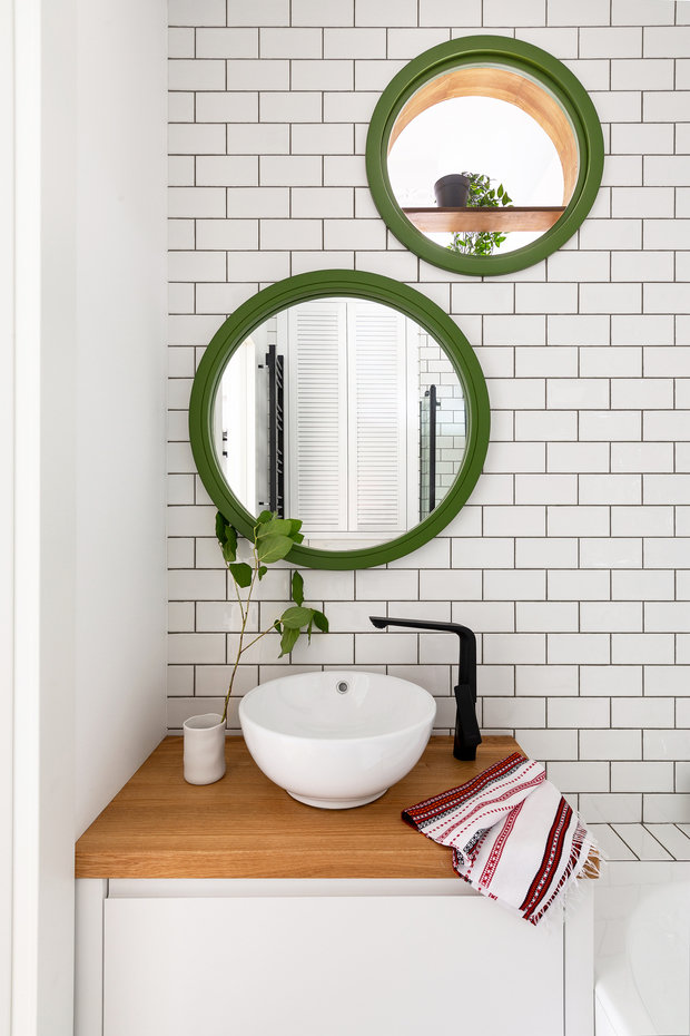 Космическая тематика послужила вдохновением для создания круглого по форме окна между кухней и санузлом, схожего по форме с планетой. Изначально окно было стандартной для советской эпохи прямоугольной формы. Дизайнеры интегрировали в оконный проем небольшую полочку, на которой можно разместить растение в горшке. Со стороны санузла окошко перекликается с зеркалом круглой формы.