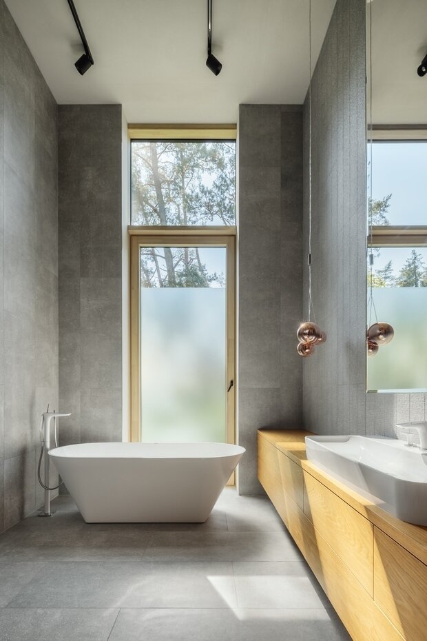 В ванной комнате приватности добились с помощью использования матового стекла на двери.