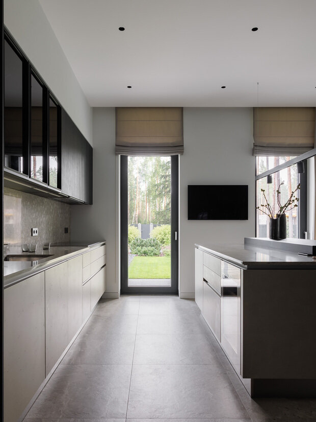 Фотография: Кухня и столовая в стиле Современный, Минимализм, Дом, Проект дня, Санкт-Петербург, Дом и дача, Ленинградская область, 4 и больше, Более 90 метров, Юлия Скачкова – фото на INMYROOM