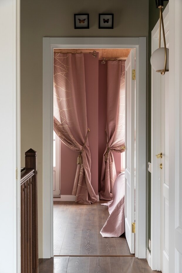 В спальню выбрали ткань с рисунком золотых листьев, которая поддерживает фреску с каллами.