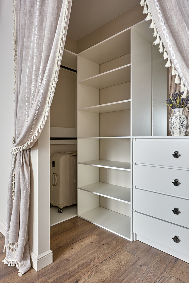 Фотография: Гардеробная в стиле Современный, Эклектика, Малогабаритная квартира, Квартира, Проект дня, Москва, П-44, Панельный дом, 1 комната, 40-60 метров, современный с элементами эклектики – фото на INMYROOM