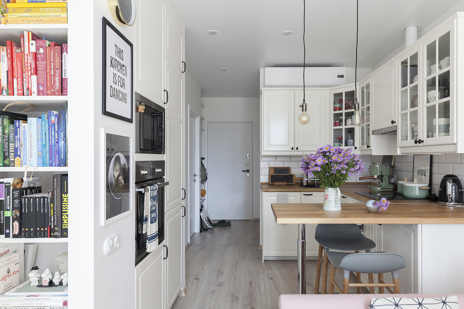 Фотография: Кухня и столовая в стиле Современный, Гид, как обустроить маленькую кухню, идеи для маленькой кухни, маленькая кухня, Никита Зуб, Бюро «Общая Площадь», LINES, энциклопедия_кухня, энциклопедия_интерьер, Анна Хом, Тор-Ард, Алиреза Немати, STUDIO BAZI, Мария Глаголева, Ира Носова, Анна Добровольская – фото на INMYROOM Фотография: Кухня и столовая в стиле Современный, Гид, как обустроить маленькую кухню, идеи для маленькой кухни, маленькая кухня, Никита Зуб, Бюро «Общая Площадь», LINES, энциклопедия_кухня, энциклопедия_интерьер, Анна Хом, Тор-Ард, Алиреза Немати, STUDIO BAZI, Мария Глаголева, Ира Носова, Анна Добровольская – фото на INMYROOM