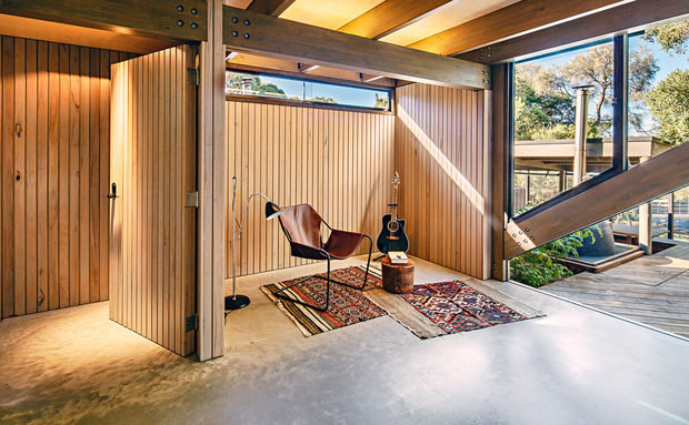 Фотография: Мебель и свет в стиле Прованс и Кантри, Эко, Современный, Дом, Австралия, Архитектура, Ландшафт, Планировки, Белый, Минимализм, Дача, Черный, Красный, Бежевый, Серый, Коричневый, Дом и дача, штат Виктория, Maddison Architects, переделка старой дачи, стеклянные стены, дом с красной дверью – фото на INMYROOM