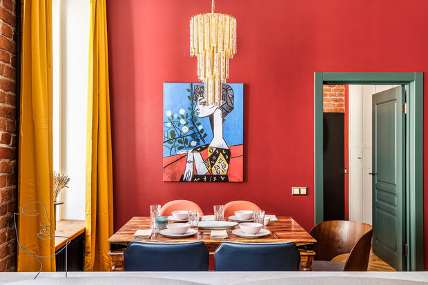 Двери выбрали массивные с филенками, которые очень хорошо вписались в общую атмосферу интерьера.