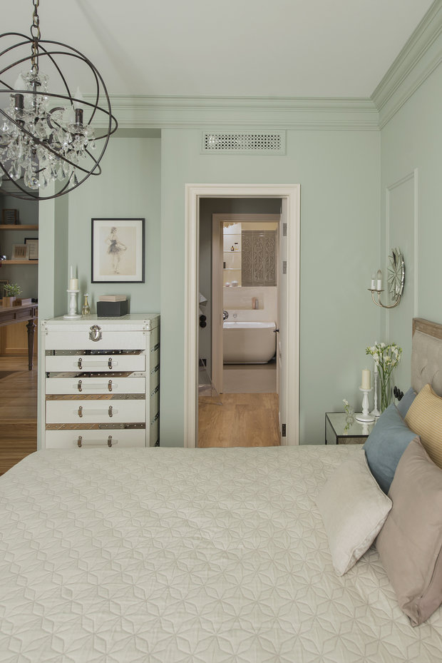 Фотография: Спальня в стиле Прованс и Кантри, Эклектика, Квартира, Россия, Планировки, Artemide, BoConcept, Gramercy Home, Teak House, Декор, Мебель и свет, Белый, Проект недели, Черный, Москва, Красный, Зеленый, Бежевый, Желтый, Серый, Голубой, Коричневый, MINOTTI, Little Green, Good Look Room, The Rug Company, Dialma Brown, Nаrciso Cantori, Rational, Le Home, Валерия Дзюба, Nido Interiors, кухня за стеклом, четыре комнаты из двушки, классика, лофт и прованс, кабинет в коридоре – фото на INMYROOM