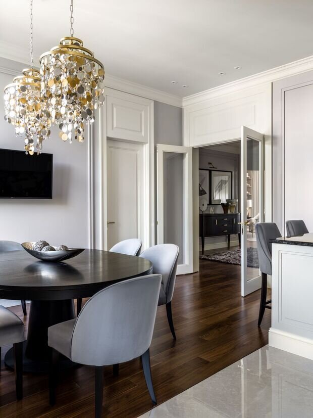 Фотография: Кухня и столовая в стиле Классический, Квартира, Проект дня, Москва, Фрунзенская набережная, Сталинка, 4 и больше, Более 90 метров, Виктория Власова, неоклассика с элементами современного – фото на INMYROOM