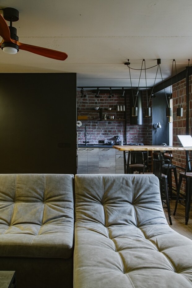 Фотография: Кухня и столовая в стиле Лофт, Малогабаритная квартира, Квартира, Проект недели, Москва, Кирпичный дом, 2 комнаты, 40-60 метров, Павел Фотеев – фото на INMYROOM