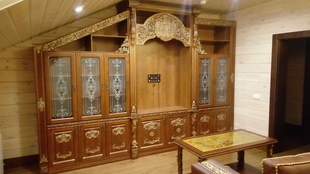 Интерьер гостиной в классическом стиле с деревянным буфетом и позолоченным декором