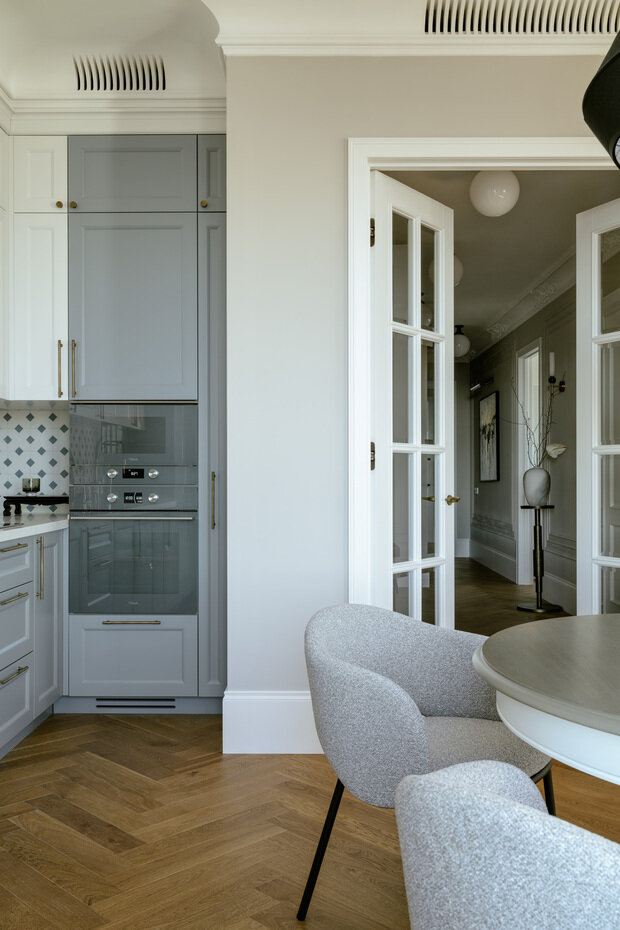 Фотография: Кухня и столовая в стиле Классический, Современный, Эклектика, Квартира, Проект дня, Монолитный дом, 4 и больше, Более 90 метров, современный с элементами классики и роскоши, Тата Шушнина – фото на INMYROOM