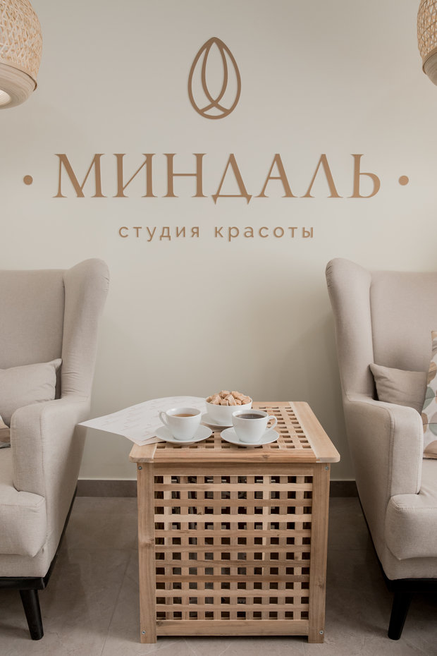 Интерьер офиса в стиле минимализм с элементами эко