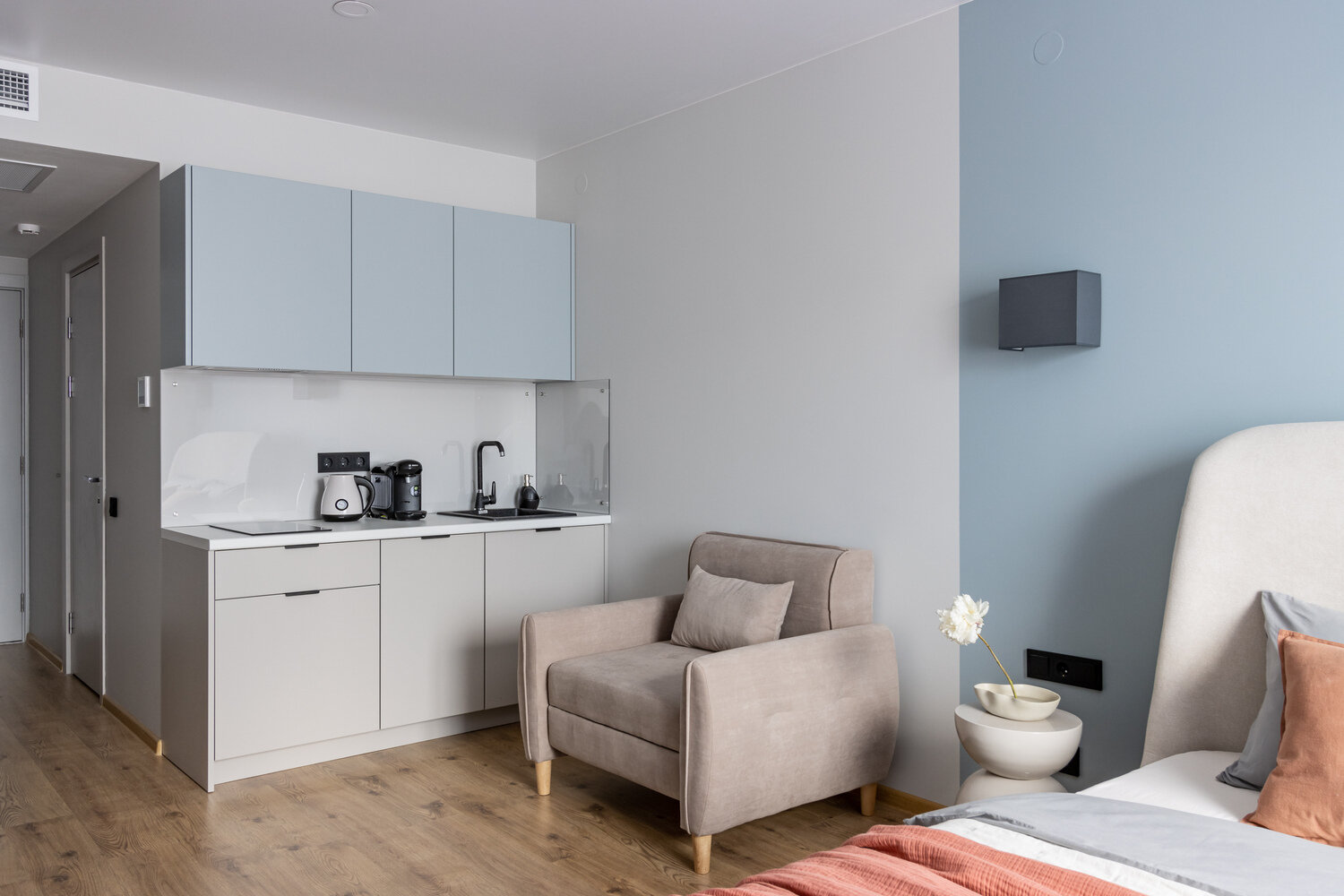 Фотография: Кухня и столовая в стиле Современный, Минимализм, Малогабаритная квартира, Квартира, Студия, Советы, Санкт-Петербург, Монолитный дом, до 40 метров, Виктория Бутвина – фото на INMYROOM Фотография: Кухня и столовая в стиле Современный, Минимализм, Малогабаритная квартира, Квартира, Студия, Советы, Санкт-Петербург, Монолитный дом, до 40 метров, Виктория Бутвина – фото на INMYROOM