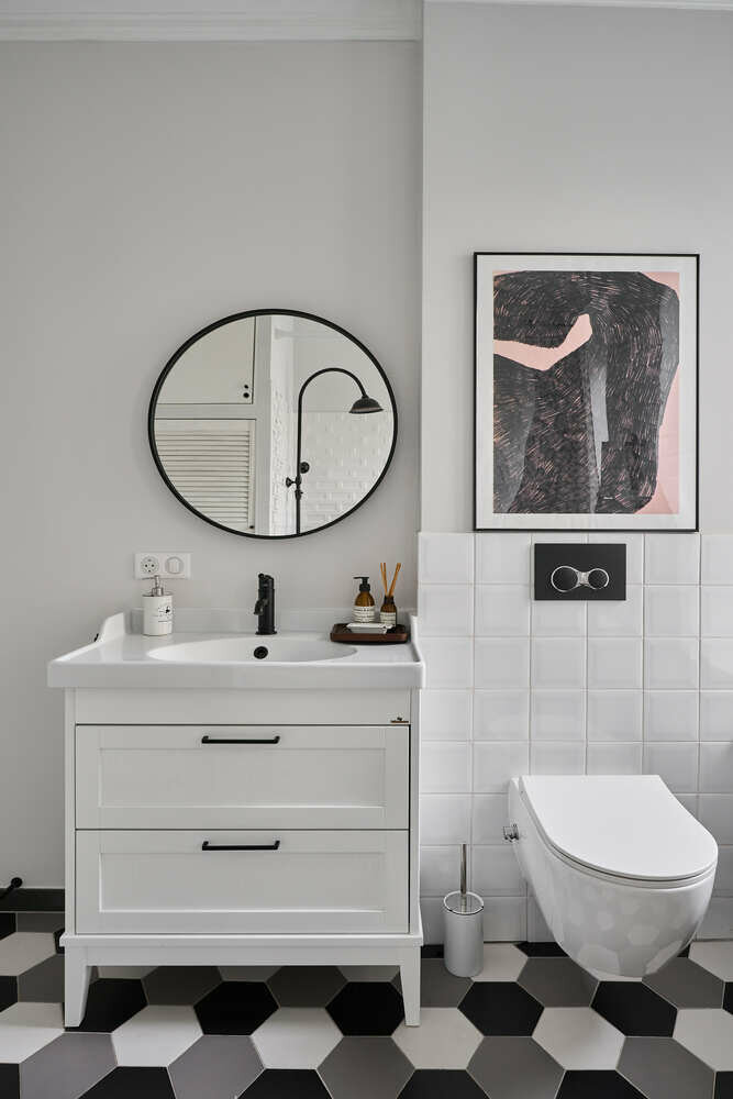 Ставку сделали на контрастные черные аксессуары, которые смотрятся очень стильно.