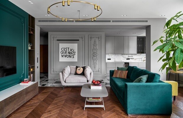 Потолок во входной и проходной зоне занижен из-за вентиляции. Весь объем вместе со стенами выкрасили в серый цвет.