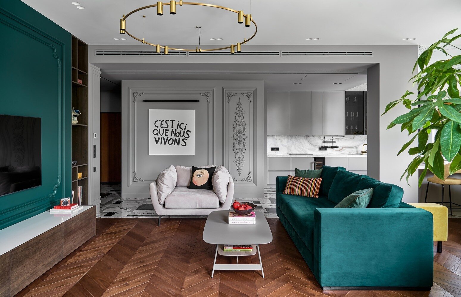 Потолок во входной и проходной зоне занижен из-за вентиляции. Весь объем вместе со стенами выкрасили в серый цвет.