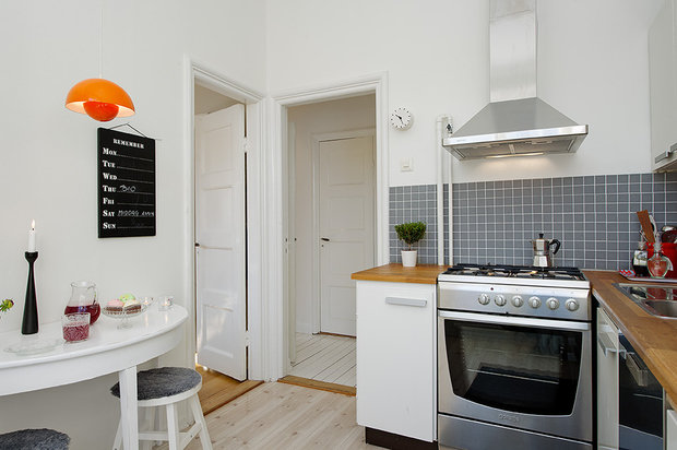 Фотография: Кухня и столовая в стиле Скандинавский, Современный, Хай-тек, Декор интерьера, Интерьер комнат, Мебель и свет, Цвет в интерьере, Белый, Тема месяца, Окна – фото на INMYROOM