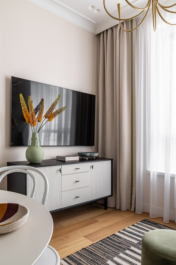 Фотография: Гостиная в стиле Современный, Эклектика, Малогабаритная квартира, Квартира, Проект дня, Москва, Монолитный дом, 2 комнаты, до 40 метров, современный с элементами неоклассики – фото на INMYROOM