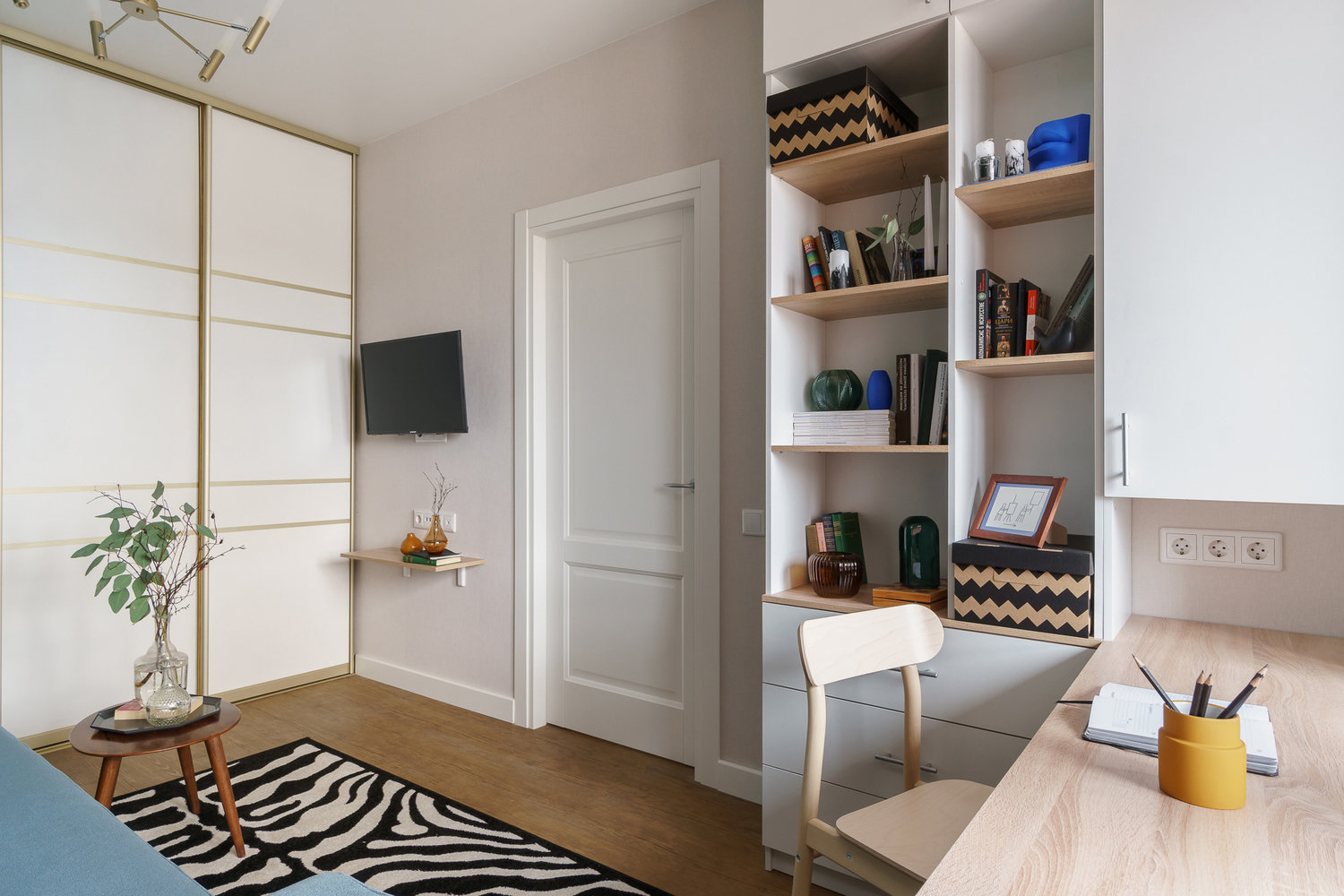 «Сначала заказчики хотели установить деревянные двери, но я уговорила на белые. Потому что дерево было уже в большом количестве и на полу, и на предметах мебели. В итоге эти белые двери связали пространство воедино и сделали его более светлым, нарядным», — говорит дизайнер. «Сначала заказчики хотели установить деревянные двери, но я уговорила на белые. Потому что дерево было уже в большом количестве и на полу, и на предметах мебели. В итоге эти белые двери связали пространство воедино и сделали его более светлым, нарядным», — говорит дизайнер.