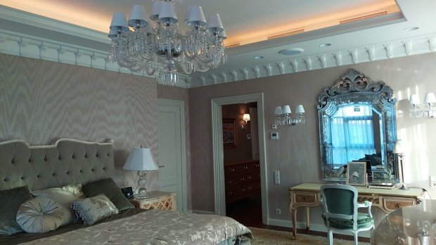 Интерьер спальни в классическом стиле с кроватью и туалетным столиком