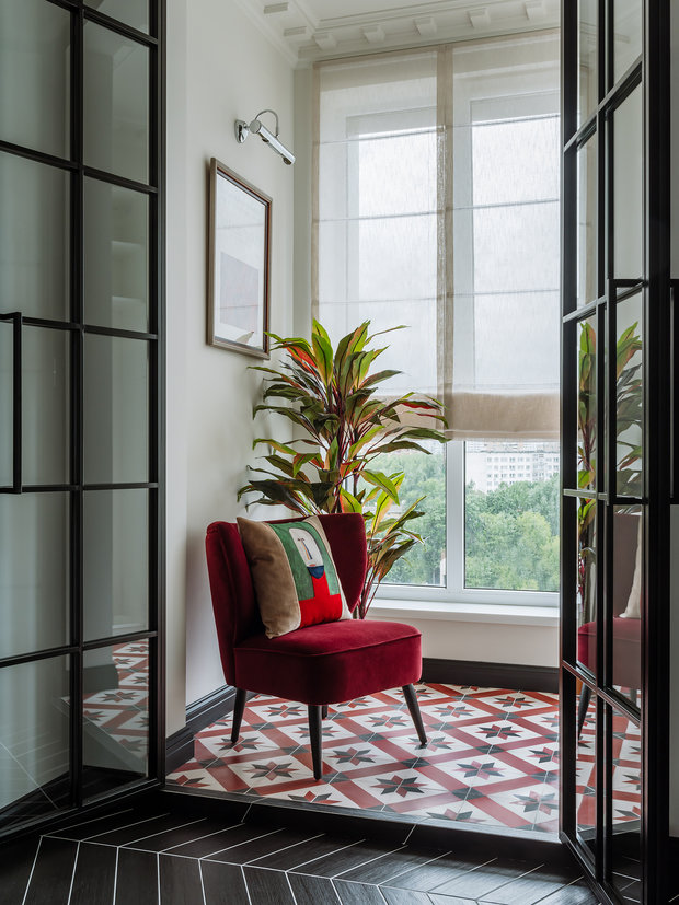 Лоджию отделили распашными дверями в пол с остекленной решеткой.