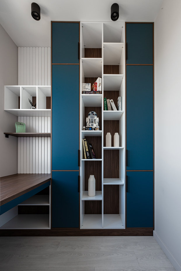 Материалы для корпусной мебели выбирали из соображений практичности: фасады выполнены из МДФ с покрытием в эмали, а в санузлах использовали влагостойкий пластик.