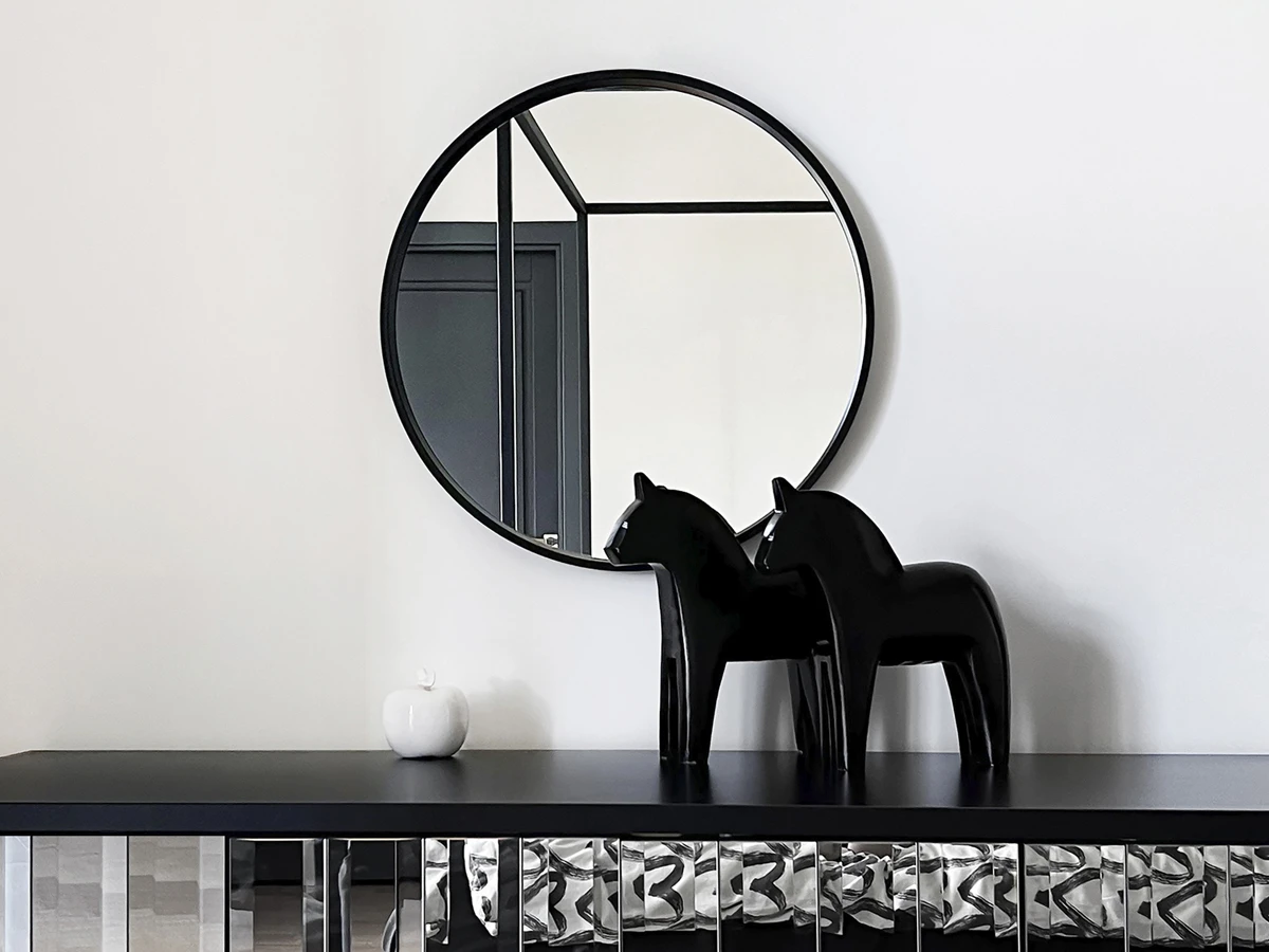 Настенное зеркало Focus в раме черного цвета