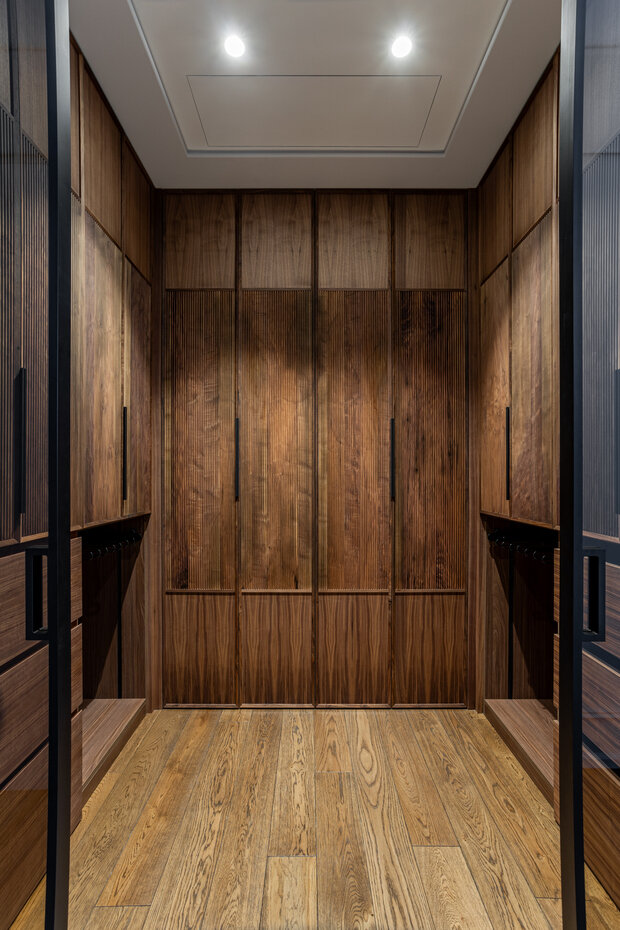 Фотография: Гардеробная в стиле Современный, Квартира, Проект дня, Москва, 4 и больше, Более 90 метров, современный с элементами классики и роскоши, Саша Кама – фото на INMYROOM