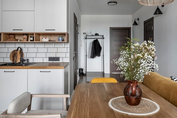 Прихожую не стали отделять перегородками, чтобы оставить пространство и объем.