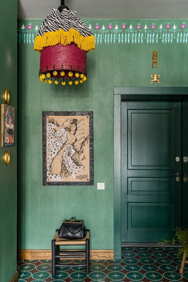 Люстра в прихожей — совместный проект «КОКО-керамика» (Юлия Мусина) и студии «Белая Лампа». Роспись в прихожей разбавляет монотонность, это деликатная и тонкая работа.