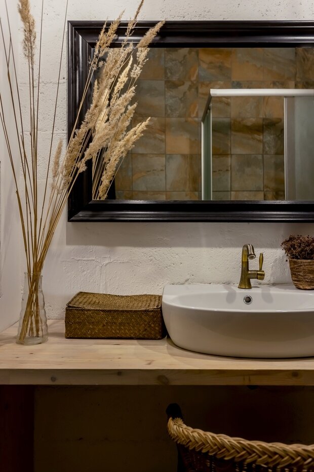 Санузел с душевой кабиной совместил в себе функции СПА-кабинета и постирочной.