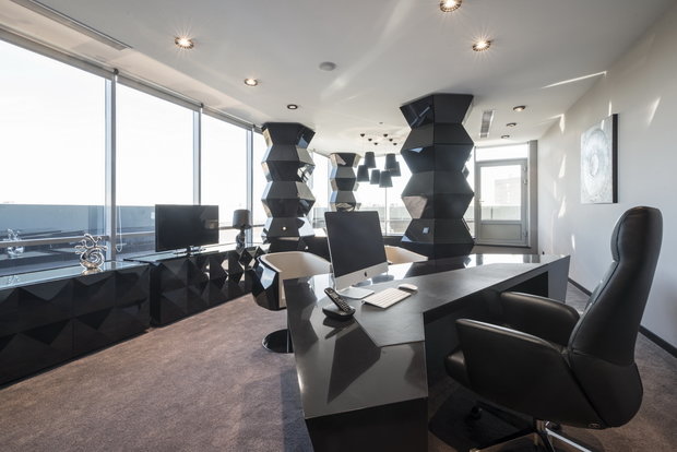 Фотография: Офис в стиле Хай-тек, Цвет в интерьере, Индустрия, Люди – фото на INMYROOM