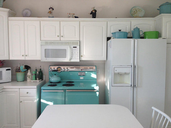 Фотография: Кухня и столовая в стиле Прованс и Кантри, Интерьер комнат, SMEG, Цвет в интерьере, Бирюзовый – фото на INMYROOM Фотография: Кухня и столовая в стиле Прованс и Кантри, Интерьер комнат, SMEG, Цвет в интерьере, Бирюзовый – фото на INMYROOM