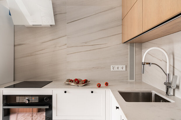 Фотография: Кухня и столовая в стиле Современный, Квартира, Проект дня, Москва, Сталинка, 2 комнаты, 40-60 метров, Патриаршие пруды, винтаж/ретро, Рамиля Шагиева, Эмиль Шагиев – фото на INMYROOM