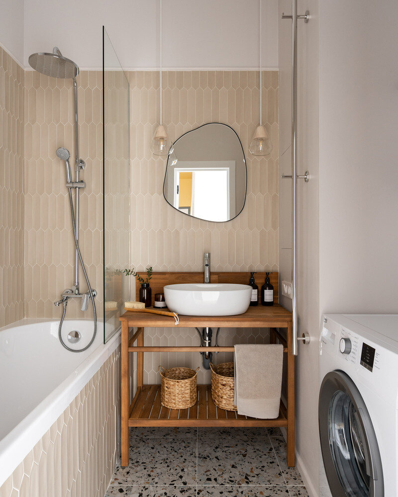 Стены в ванной частично покрыли плиткой, частично покрасили. На полу керамогранит, имитирующий терраццо. Стены в ванной частично покрыли плиткой, частично покрасили. На полу керамогранит, имитирующий терраццо.