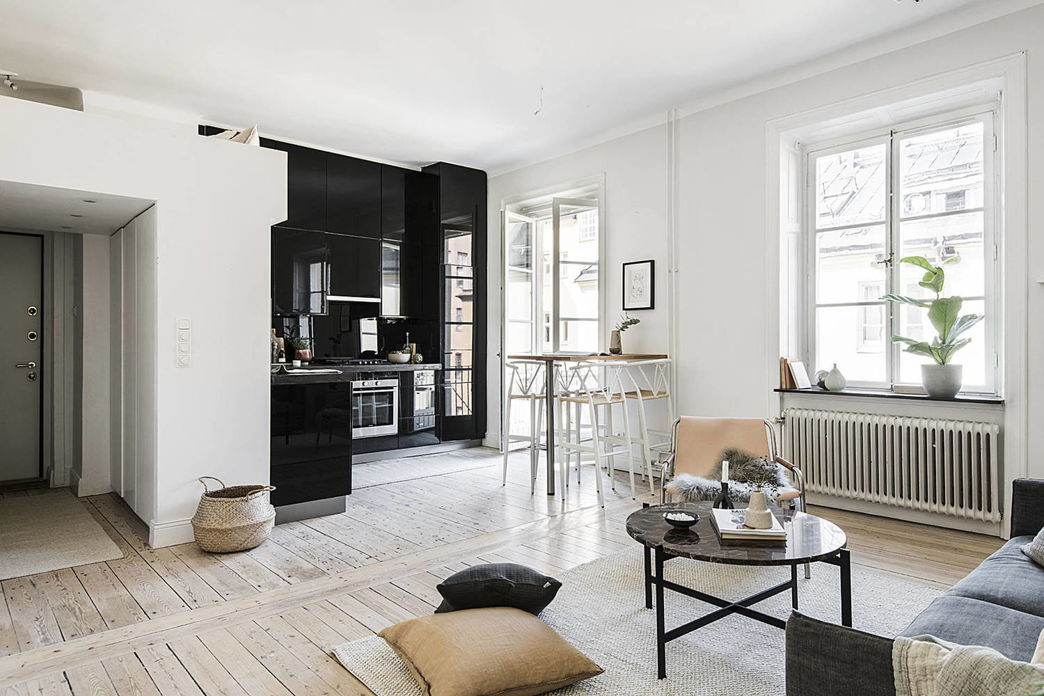 Фотография: Гостиная в стиле Скандинавский, Современный, Декор и DIY, Квартира, Студия, Белый, Минимализм, Черный, до 40 метров – фото на INMYROOM Фотография: Гостиная в стиле Скандинавский, Современный, Декор и DIY, Квартира, Студия, Белый, Минимализм, Черный, до 40 метров – фото на INMYROOM