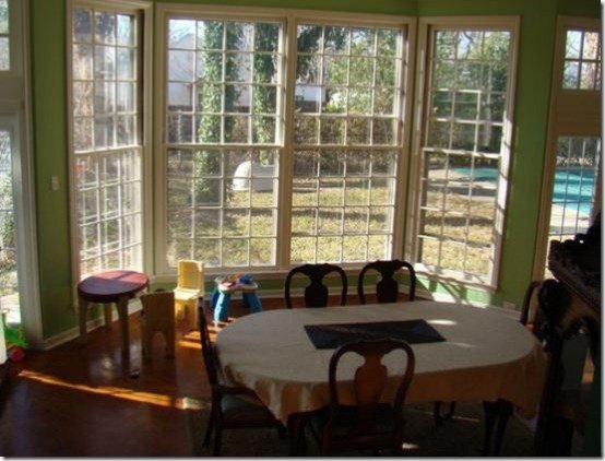 Фотография: Кухня и столовая в стиле Прованс и Кантри, Декор интерьера, Интерьер комнат, Переделка, Большие окна, Обеденная зона – фото на INMYROOM