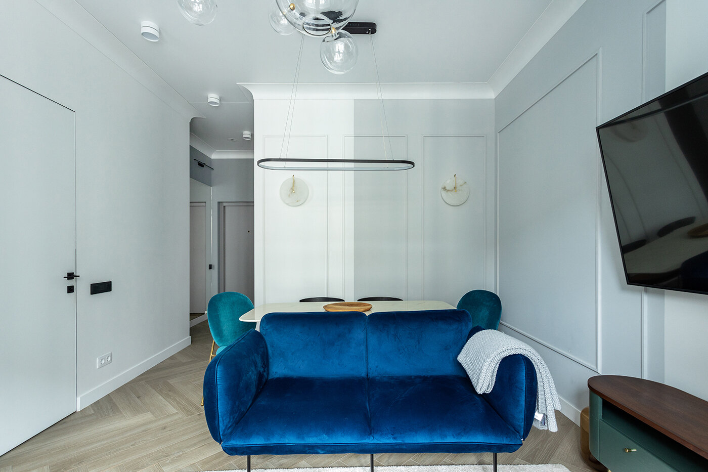 Молдинги на стенах и покраска блоками добавляют динамики и делают белые и серые стены интереснее. Молдинги на стенах и покраска блоками добавляют динамики и делают белые и серые стены интереснее.